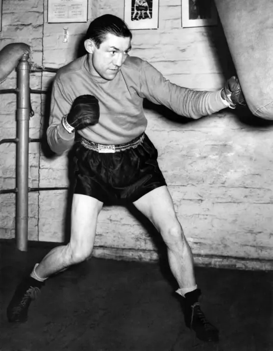 Framed Print : Champion at work. Ernie Roderick, British welterweight title holder