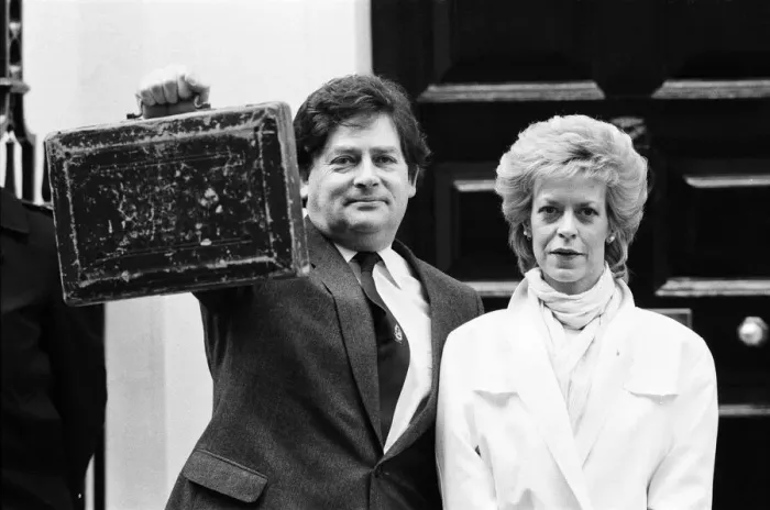 Framed Print : Chancellor of the Exchequer Nigel Lawson outside 11 Downing Street with his wife Therese Framed Print : Chancellor of the Exchequer Nigel Lawson outside 11 Downing Street with his wife Therese