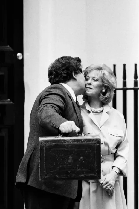 Framed Print : Chancellor of the Exchequer Nigel Lawson outside 11 Downing Street with his wife Therese Framed Print : Chancellor of the Exchequer Nigel Lawson outside 11 Downing Street with his wife Therese