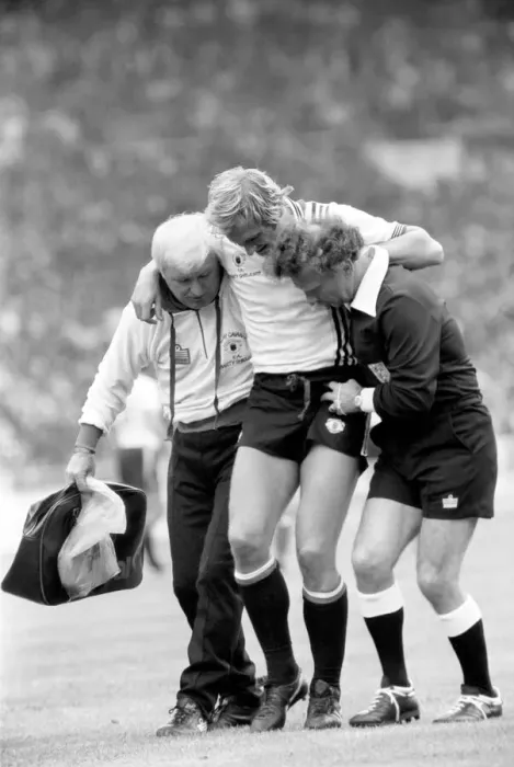 Framed Print : Charity Shield: Manchester United v. Liverpool F. C. August 1977 77-04358-080 Framed Print : Charity Shield: Manchester United v. Liverpool F. C. August 1977 77-04358-080