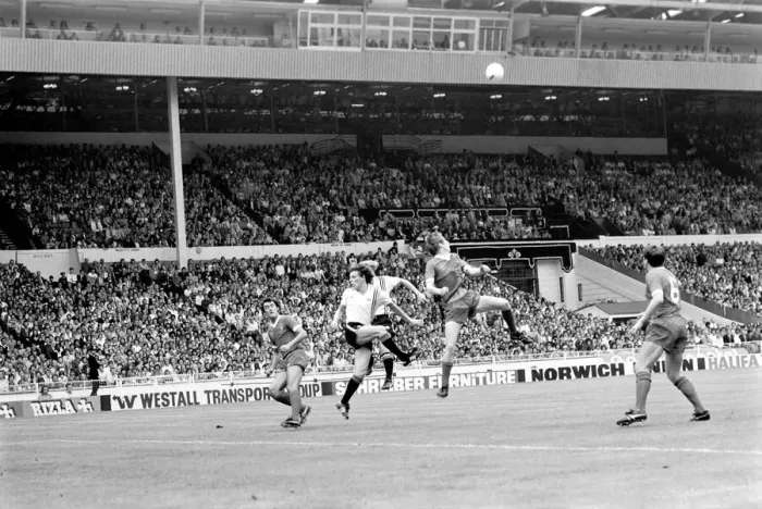 Framed Print : Charity Shield: Manchester United v. Liverpool F. C. August 1977 77-04358-031 Framed Print : Charity Shield: Manchester United v. Liverpool F. C. August 1977 77-04358-031