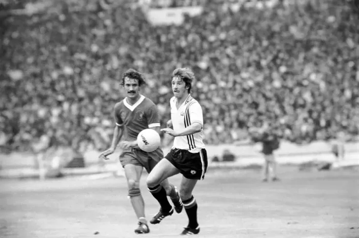 Framed Print : Charity Shield: Manchester United v. Liverpool F. C. August 1977 77-04358-023 Framed Print : Charity Shield: Manchester United v. Liverpool F. C. August 1977 77-04358-023
