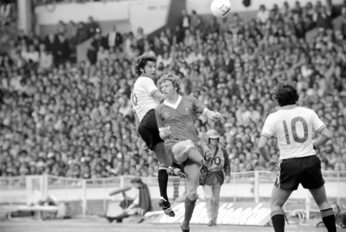 Framed Print : Charity Shield: Manchester United v. Liverpool F. C. August 1977 77-04358-021 Framed Print : Charity Shield: Manchester United v. Liverpool F. C. August 1977 77-04358-021