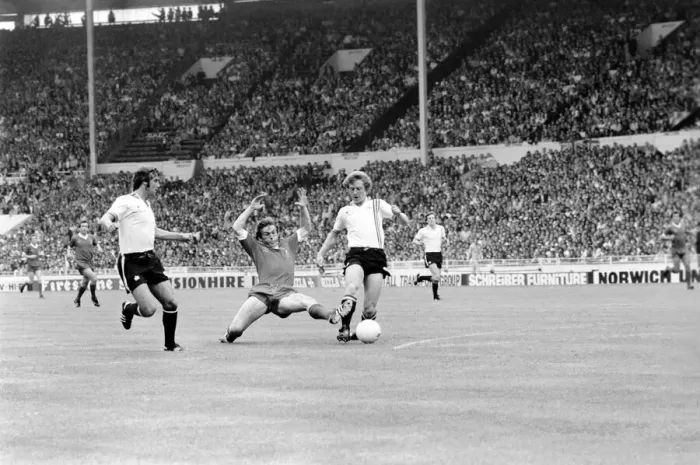 Framed Print : Charity Shield: Manchester United v. Liverpool F. C. August 1977 77-04358-017 Framed Print : Charity Shield: Manchester United v. Liverpool F. C. August 1977 77-04358-017