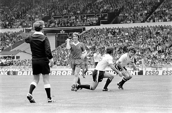 Charity Shield: Manchester United v. Liverpool F. C. August 1977 77-04358-002