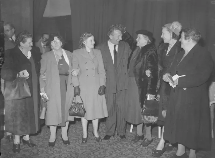 Framed Print : Charladies Party Wilfred Pickles 23 / 11 / 1951 B5499 / 2 Framed Print : Charladies Party Wilfred Pickles 23 / 11 / 1951 B5499 / 2