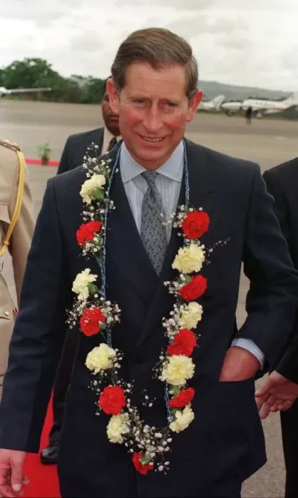 Framed Print : Charles Prince of Wales, October 1997 Arrives in Swaziland with flower garland of