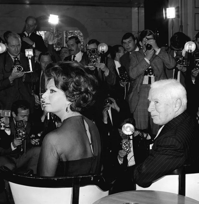 Framed Print : Charlie Chaplin and Sophia Loren - November 1965 at a press conference