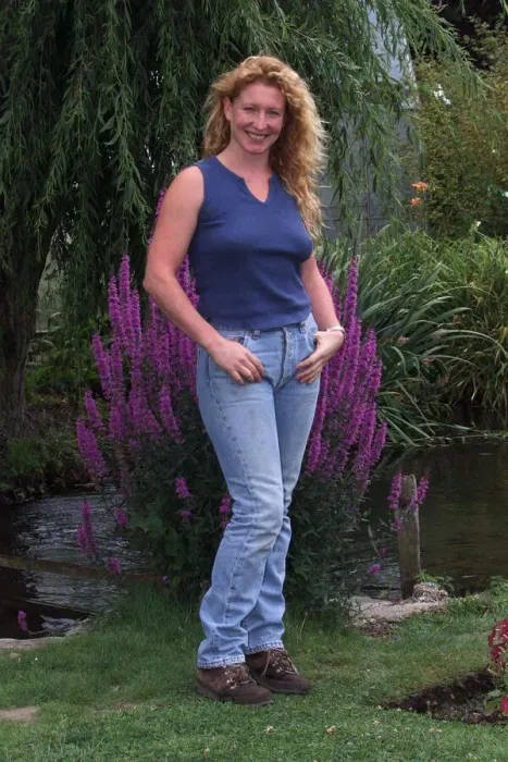 Framed Print : Charlie Dimmock TV Presenter Gardener July 1999 Pictured at the Watergarden in Framed Print : Charlie Dimmock TV Presenter Gardener July 1999 Pictured at the Watergarden in