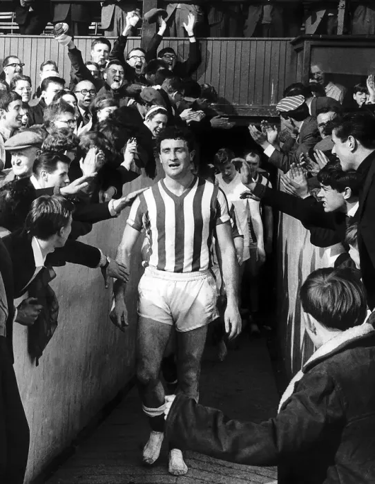 Framed Print : Charlie Hurley leads Sunderland on to the pitch Circa 1964