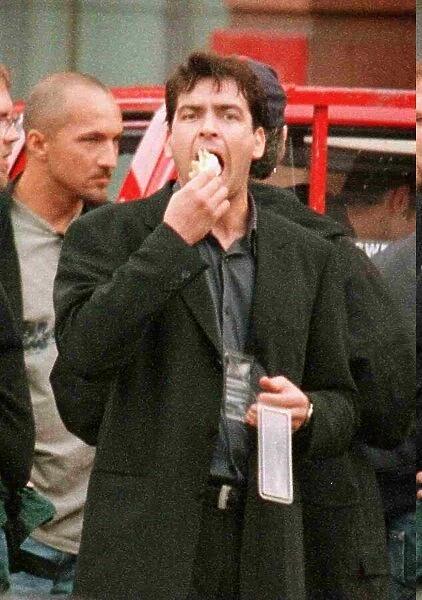 CHARLIE SHEEN FILMING IN GLASGOW CITY CENTRE JULY 1997 HAVING A SNACK