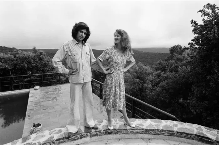 Framed Print : Charlotte Rampling and her boyfriend Jean Michel Jarre, pictured at a villa near St