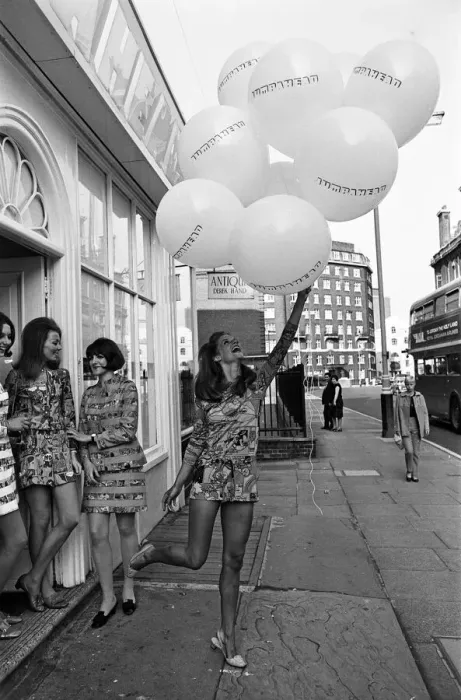 Framed Print : Charlotte Rampling opens the Jump Ahead'boutique. 15th June 1967 Framed Print : Charlotte Rampling opens the Jump Ahead'boutique. 15th June 1967