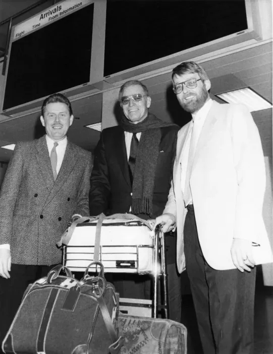 Framed Print : Charlton Heston arrives at Newcastle Airport, greeted by Coun Derek Watson (left