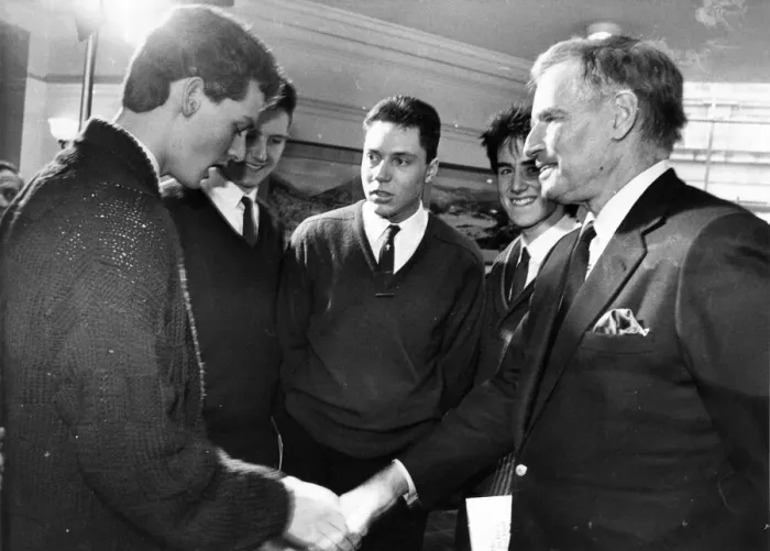 Framed Print : Charlton Heston meets pupils during a visit to St Thomas More School in Blaydon Framed Print : Charlton Heston meets pupils during a visit to St Thomas More School in Blaydon