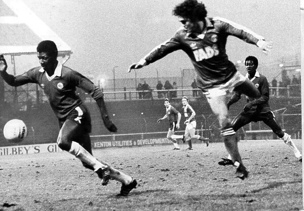 chases the ball during the game v Charlton. Dec 1981