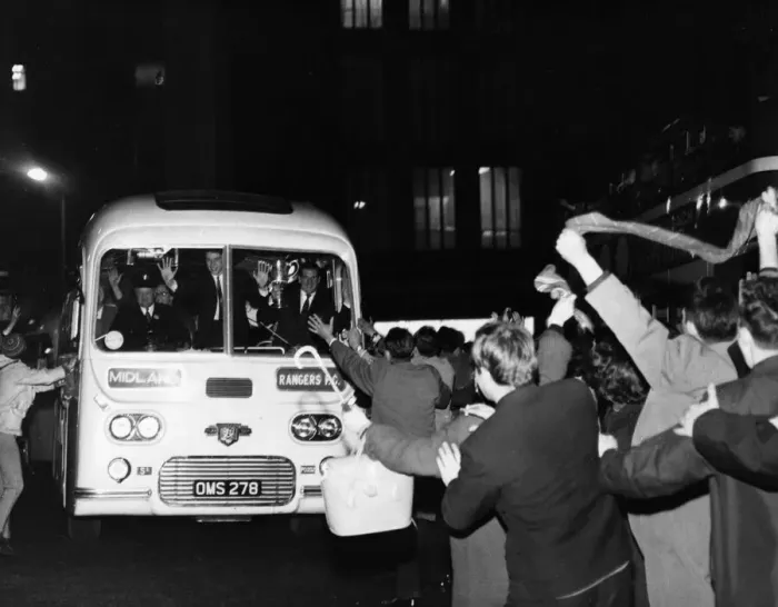 Framed Print : Cheering fans greet victorious Rangers players bus in St Enoch Square after FA Cup Final