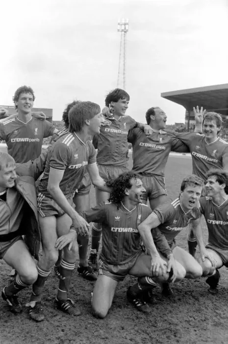 Framed Print : Chelsea 0-1 Liverpool league match, last of season, at Stamford Bridge, 3rd May 1986 Framed Print : Chelsea 0-1 Liverpool league match, last of season, at Stamford Bridge, 3rd May 1986