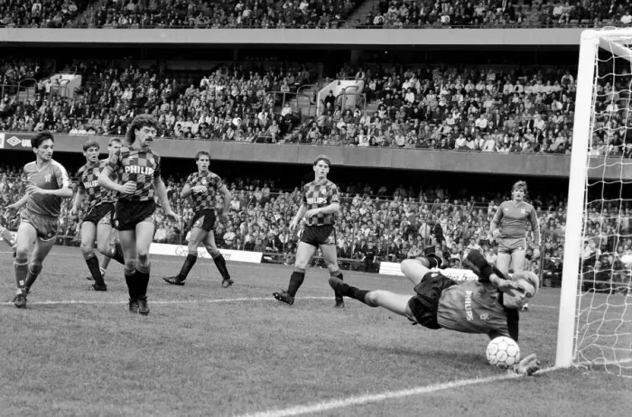 Framed Print : Chelsea 2 v. Manchester City 1. Division One Football. October 1986 LF20-09-079 Framed Print : Chelsea 2 v. Manchester City 1. Division One Football. October 1986 LF20-09-079