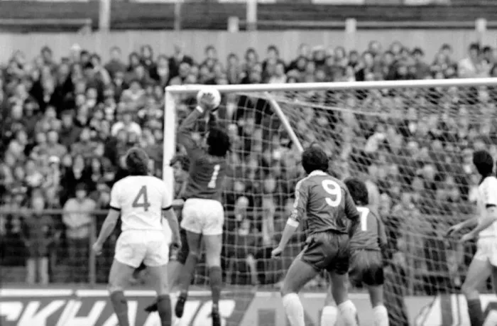 Framed Print : Chelsea 2 v. Shrewsbury Town 4. Division 2 football. February 1980 LF01-16-011 Framed Print : Chelsea 2 v. Shrewsbury Town 4. Division 2 football. February 1980 LF01-16-011