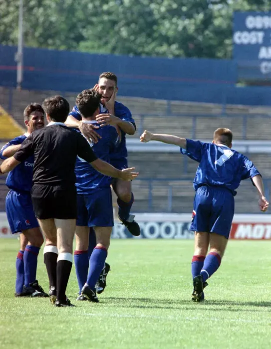 Framed Print : Chelsea 4 v. Luton Town 0. Vinnie Jones playing in his debut for the blues against