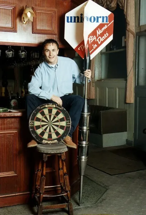 Framed Print : Chelsea and England footballer Dennis Wise poses in a public house with a dartboard Framed Print : Chelsea and England footballer Dennis Wise poses in a public house with a dartboard