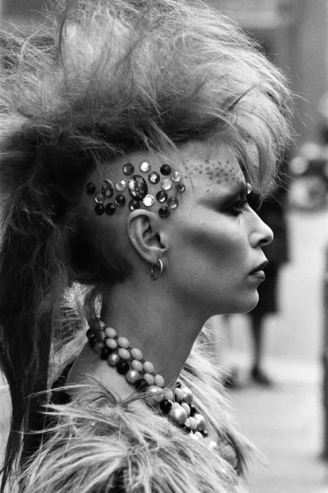 Framed Print : Chelsea fashion designer Jane Kahn models her designs. 2nd October 1983