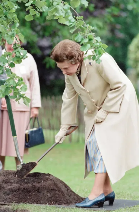 Framed Print : Chelsea Flower Show, 21st May 1988. Queen Elizabeth II visits the garden show held in