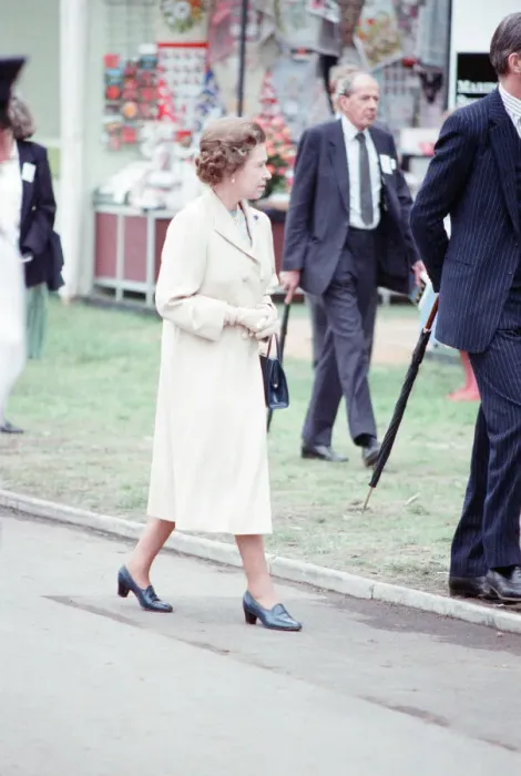 Framed Print : Chelsea Flower Show, 21st May 1988. Queen Elizabeth II visits the garden show held in Framed Print : Chelsea Flower Show, 21st May 1988. Queen Elizabeth II visits the garden show held in