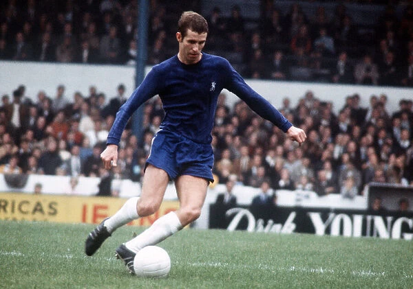 Chelsea footballer Peter Osgood in action, circa 1965