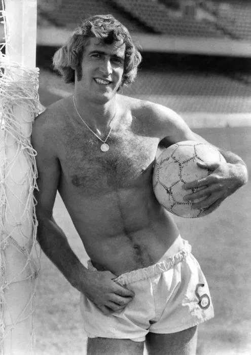 Framed Print : Chelsea goalkeeper Peter Bonetti is back at Stamford Bridge after a successful summer Framed Print : Chelsea goalkeeper Peter Bonetti is back at Stamford Bridge after a successful summer