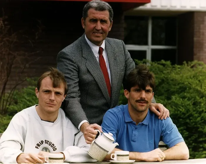 Framed Print : Chelsea manager Bobby Campbell pours a cup of tea for his two players John Bumstead (left