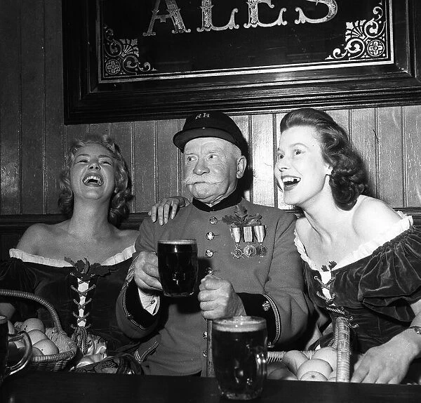 Chelsea Pensioner Dan Gorman with glamour girls Bunny Woods and Sally Malone 1956