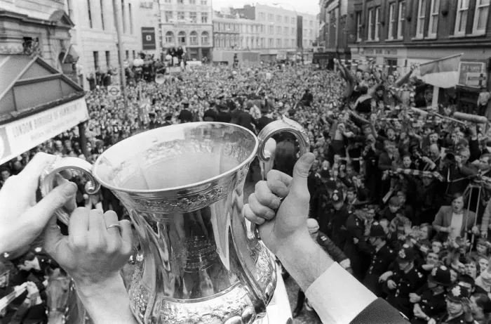 Framed Print : Chelsea Return with the FA Cup after they had beaten Leeds in the replay at Old Trafford Framed Print : Chelsea Return with the FA Cup after they had beaten Leeds in the replay at Old Trafford