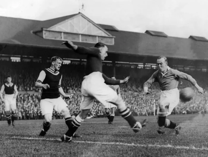 Framed Print : Chelsea v Aston Villa league match at Stamford Bridge, 19th September 1931 Framed Print : Chelsea v Aston Villa league match at Stamford Bridge, 19th September 1931