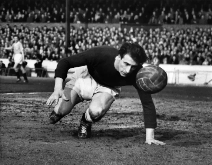 Framed Print : Chelsea v Blackpool. Reg Matthews goalkeeper for Chelsea. March 1958 P007185