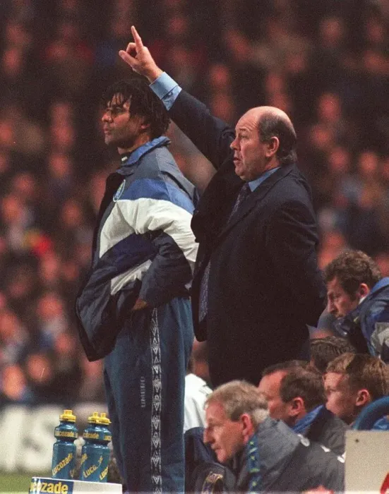 Framed Print : Chelsea v Everton Howard Kendall pointing November 1997 Chelsea manager Ruud Gullit Framed Print : Chelsea v Everton Howard Kendall pointing November 1997 Chelsea manager Ruud Gullit
