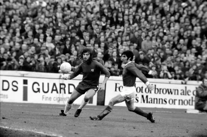 Framed Print : Chelsea v. Manchester United. Dunne of Manchester United beats long haired Hudson to