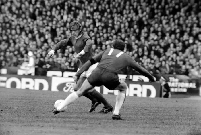 Framed Print : Chelsea v. Manchester United. Fitzpatrick of United beats winger Peter Housman of Chelsea