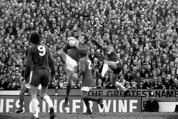 Chelsea v. Manchester United. January 1970 71-00225-014