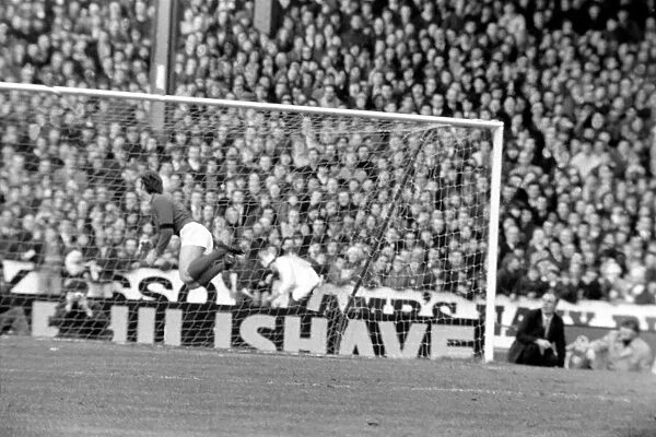Chelsea v. Manchester United. January 1970 71-00225-022