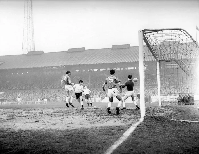 Framed Print : Chelsea v Tottenham Hotspur Football April 1961 London derby match at Stamford Framed Print : Chelsea v Tottenham Hotspur Football April 1961 London derby match at Stamford