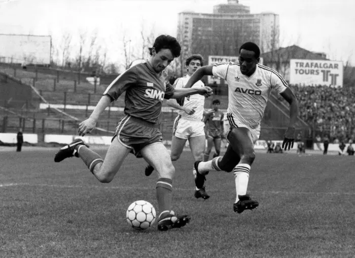 Framed Print : Chelsea v. West Ham Pat Nevin shoots as Parris of West Ham challenges