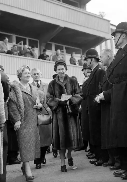 Framed Print : Cheltenham Festival 1956. The Queen and Queen Mother walking down to the paddock to see