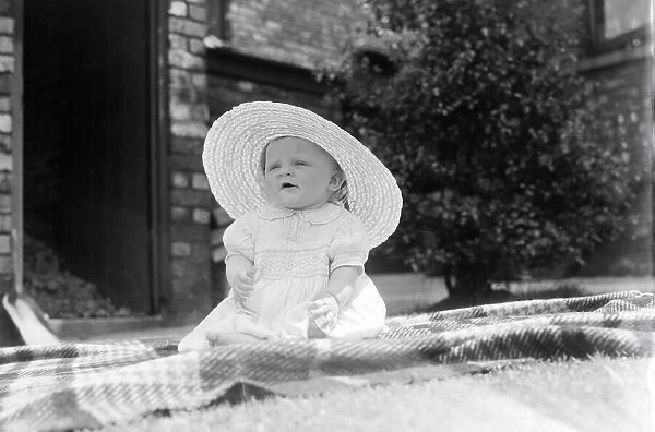 Child Baby with large straw hat DM 14  /  6  /  1950 024591  /  2