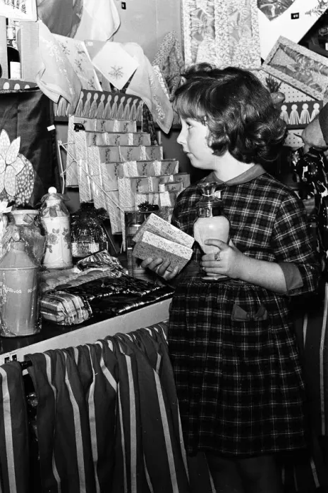 Framed Print : Child buys christmas present for mother, 27th November 1963 Framed Print : Child buys christmas present for mother, 27th November 1963