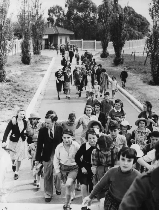 Framed Print : Child eChild evacuees from England arrive in Australia during the Second World War Framed Print : Child eChild evacuees from England arrive in Australia during the Second World War