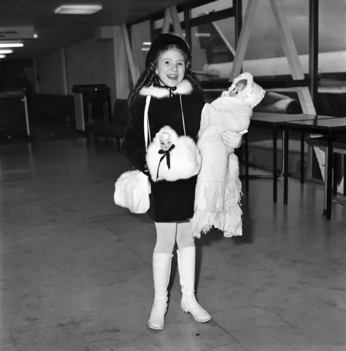 Framed Print : Child star Bonnie Langford aged 10 pictured at Heathrow Airport