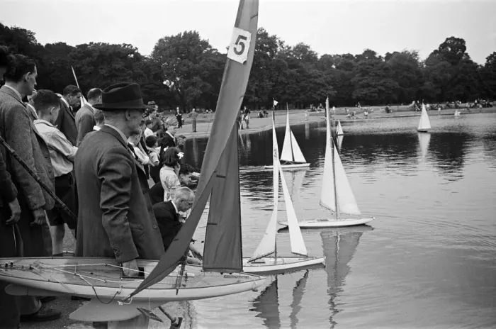Framed Print : Children and adults sailing their toy yachts on the Round Pond in Kensington Gardens