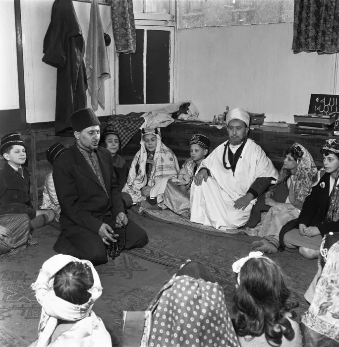 Framed Print : Children attend the Peel Street Mosque in Tiger Bay, Cardiff. 1st March 1954 Framed Print : Children attend the Peel Street Mosque in Tiger Bay, Cardiff. 1st March 1954